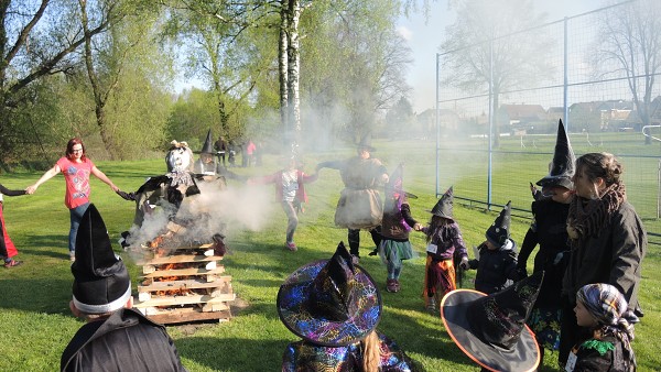 Slet čarodějnic a stavění Máje  29. - 30.4.2016