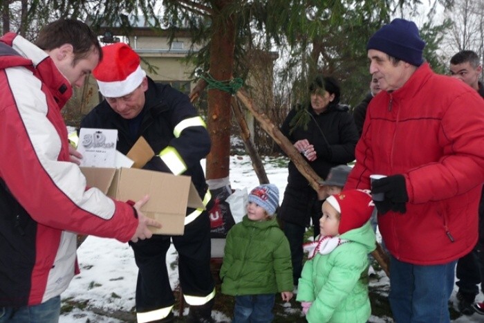 Vánoce 2010 - setkání občanů u stromečků